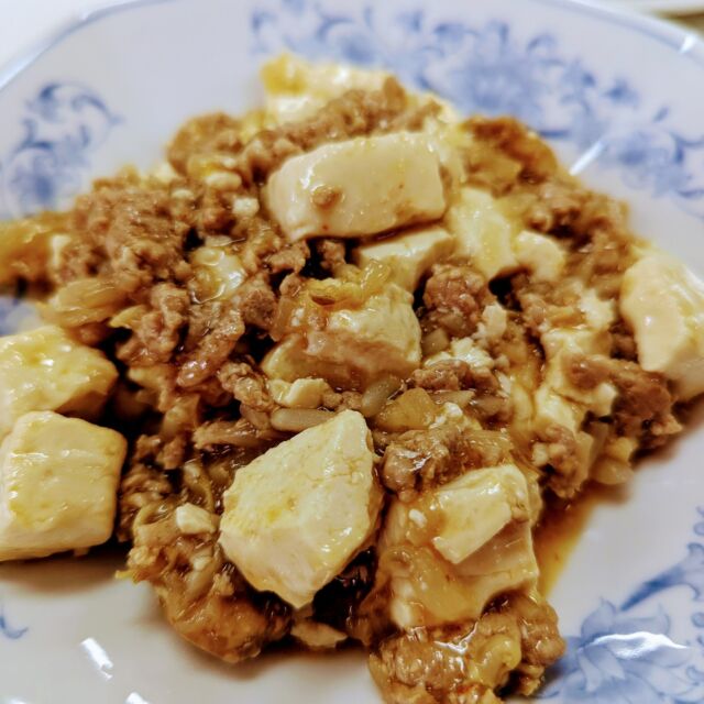 「二人三脚」
今日のメニュー：☆麻婆豆腐☆
　辛味の豆板醤は少なく、甜麺醤を多く入れることによって、コクと甘みが広がる味に仕上げました！味噌ともやしを入れてまろやかな味に仕上げたため、辛いものが苦手な方もおいしく食べられます✨
　麻婆豆腐は「四川料理」の一つで、香辛料などを使った料理が多いのが特徴です。そのため、今回のレシピに豆板醤やニンニク、ショウガを使って、食欲増進や、免疫機能の向上などを図っています！

☆野菜たっぷり餃子☆
　隠し味にカレー粉を入れ、味を調えました。また、白菜、キャベツをたっぷり入れてさっぱりとした味に仕上げました。
　初めて餃子を焼いてみて、火加減が難しく焦がしてしまいました。そのため、次は火加減に気を付け、水を入れるタイミングを調整しながら焼きたいと思います！

☆中華スープ☆
　餃子と麻婆豆腐で余った豆腐・ひき肉・白菜・玉ねぎ・もやしを使って中華スープを作りました！（写真には載っていません。 ）味は、鶏がら・液体コンソメ・醤油・胡椒で味付けし、野菜の旨味や甘味を出すため野菜を煮詰めてから味を付けました。隠し味は、味噌で、初めにひき肉に味噌を加えて炒め、スープに入れることによって、コクとマイルドさを引き立てました。

#二人三脚
#中央農業大学校
#麻婆豆腐
#野菜たっぷり餃子
#中華スープ
#医食同源
#四川料理
#食文化
#中華料理