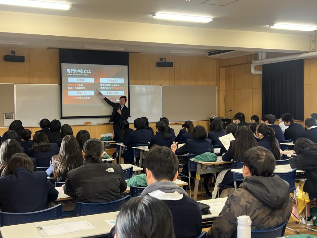 中央カレッジグループが群馬県立勢多農林高校で実施した、専門学校進学をテーマとした進路講演の様子
