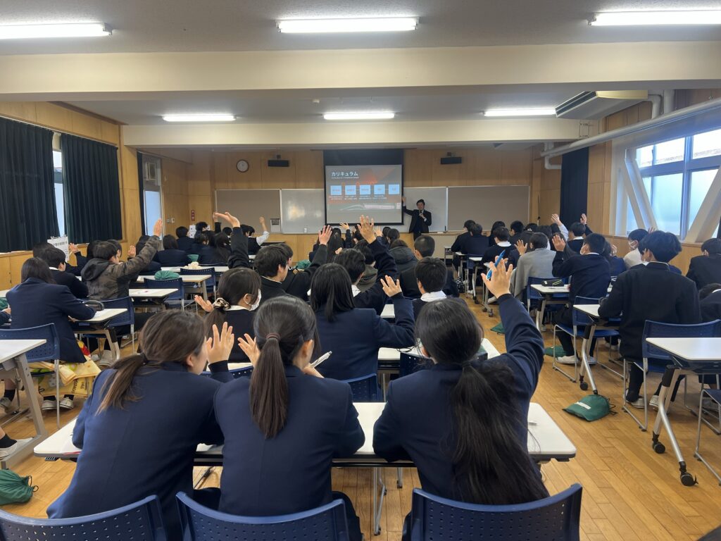 群馬県立勢多農林高校で行われた中央カレッジグループの進路講演で、専門学校進学についての質問に生徒が手を挙げて参加している様子