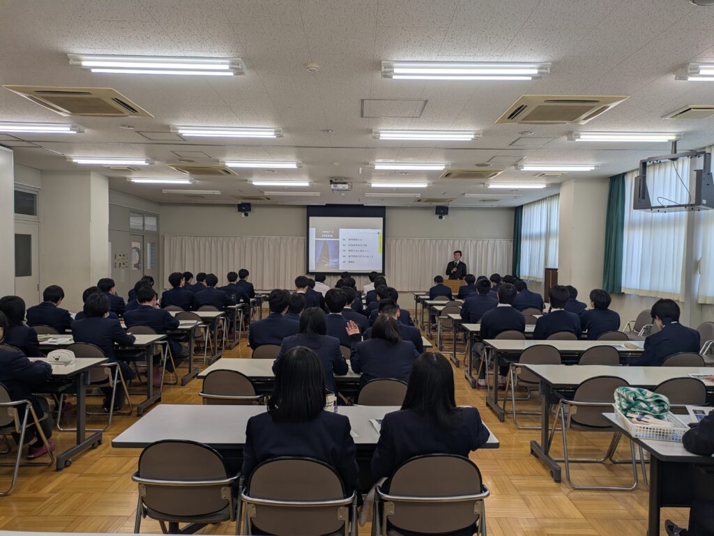中央カレッジグループが群馬県内の高校で行った進路講演で、専門学校進学について説明している様子
