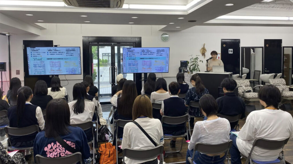 オープンキャンパスのスケジュール説明を行なっている様子