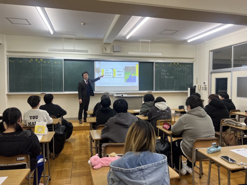 前橋清陵高校夜間部１年生を対象に進学と就職の選び方について講座を行っている様子