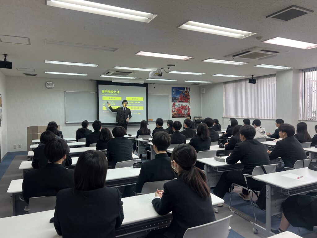 中央カレッジグループを訪問した伊勢崎商業高校２年生が専門学校の進路講演を聞いている様子