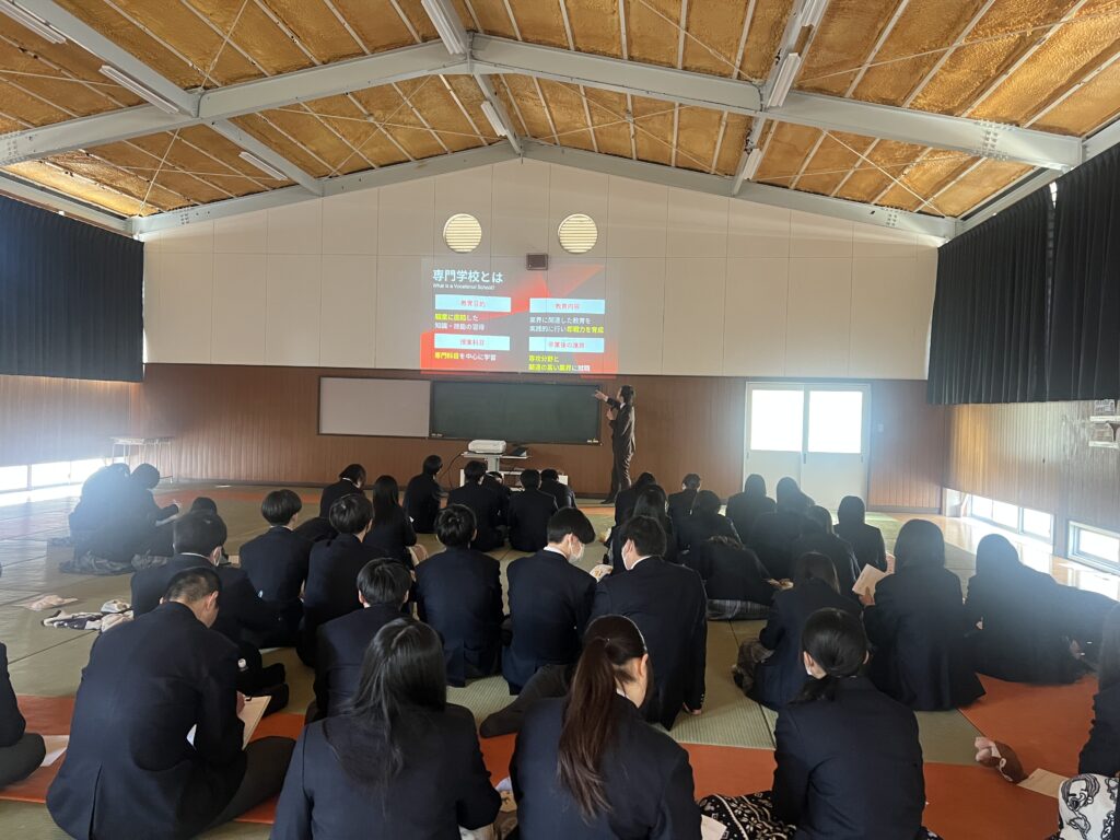 大間々高校の生徒が専門学校進学についての総合説明を聞いている様子