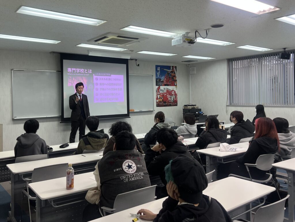 中央カレッジグループに群馬県立前橋清陵高校(夜間部)の生徒が見学にきていただいた時の進路講演