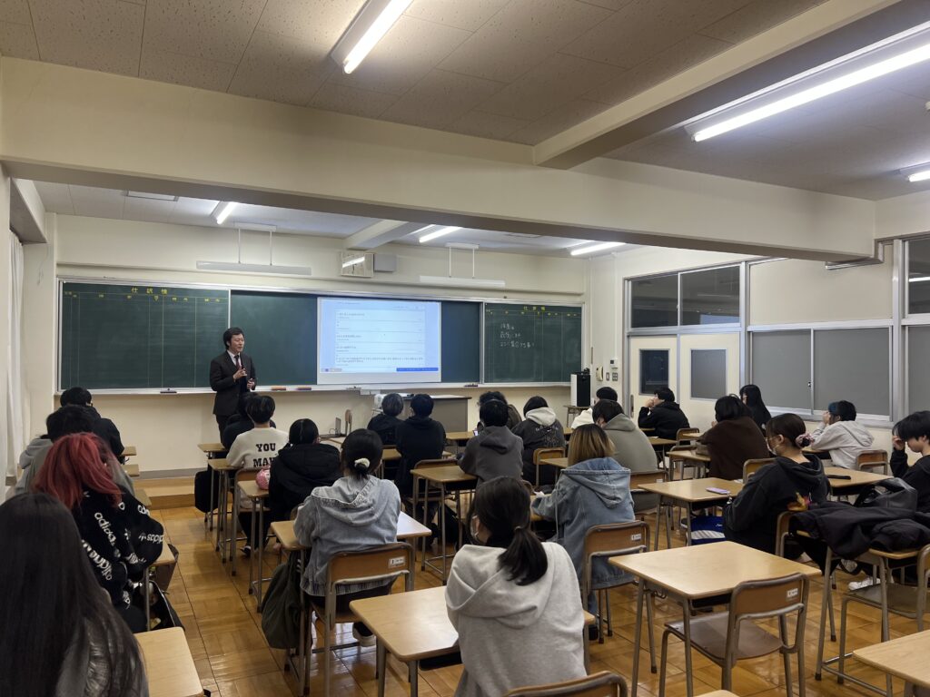 前橋清陵高校夜間部１年生が進学と就職の選び方をテーマにしたワークに積極的に参加している様子