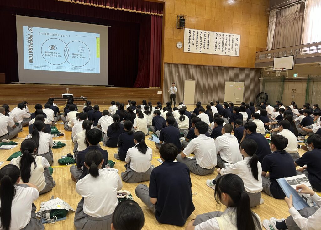 高崎商業高校の生徒が企業への電話対応マナーをテーマとしたキャリア教育講演を真剣に受講している様子