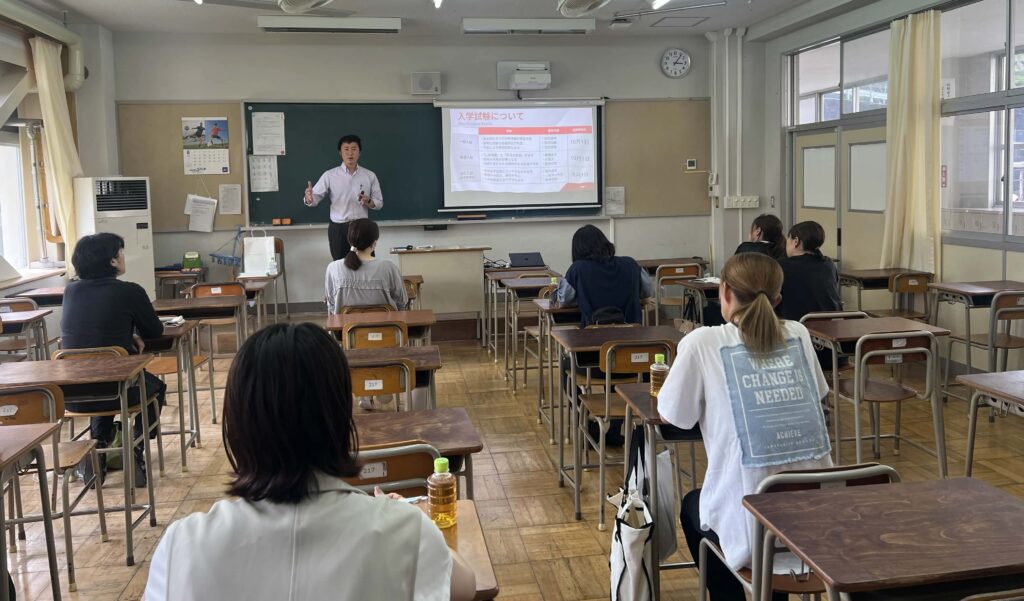 群馬県立渋川青翠高等学校PTA研修会で専門学校の入試制度について説明を受ける保護者の様子
