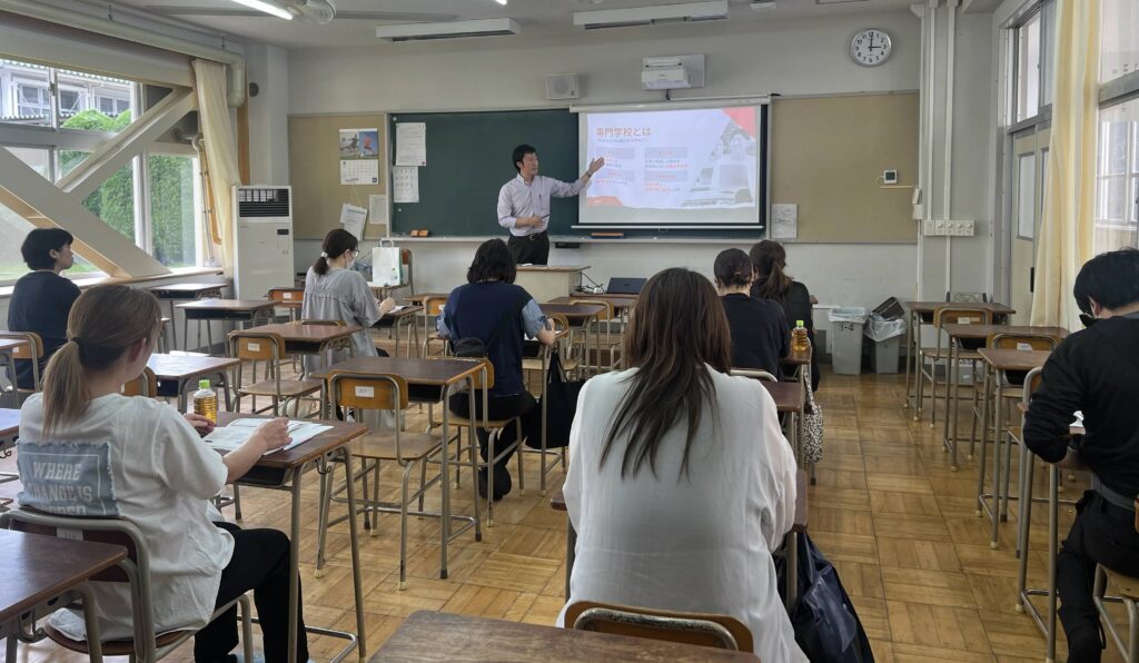群馬県立渋川青翠高等学校PTA研修会で保護者向け専門学校講演を行っている様子