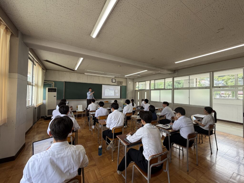嬬恋高校3年生を対象に志望理由書の書き方講座を行っている様子