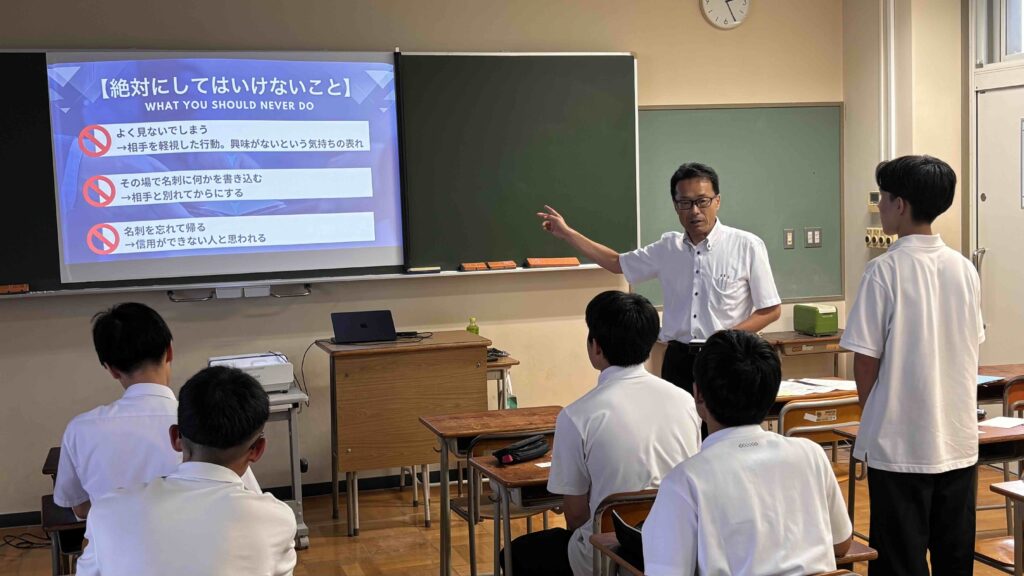 群馬県立渋川高等学校のインターンシップキックオフ講座で名刺交換時のマナーや注意点について説明している様子
