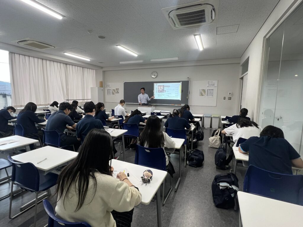 桐生第一高等学校の高校1・2年生が進路講演を聞いている様子
