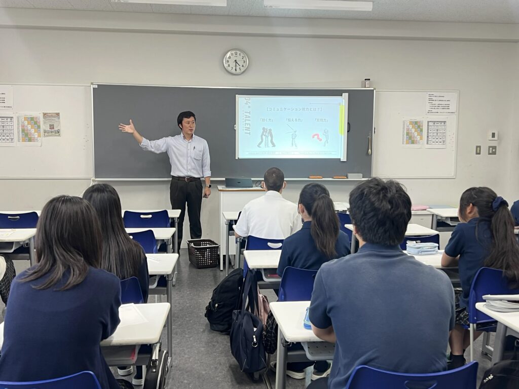 桐生第一高等学校の進路講演で、コミュニケーション能力について説明している様子