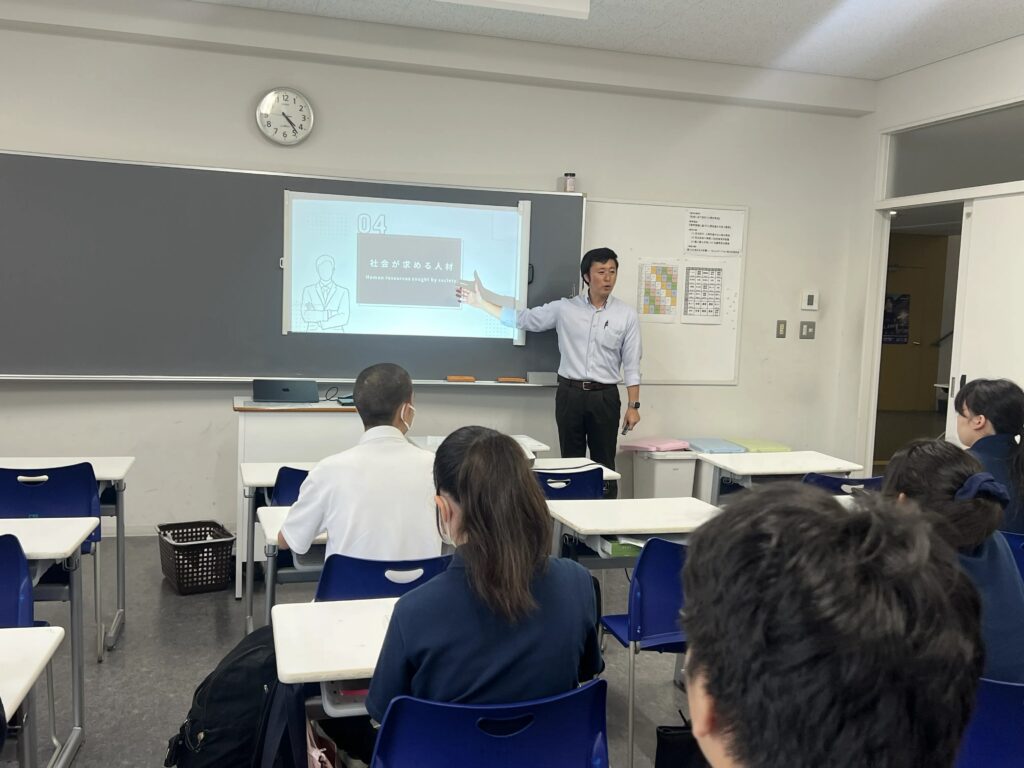 桐生第一高等学校の進路講演で、社会が求める人材像について説明している様子